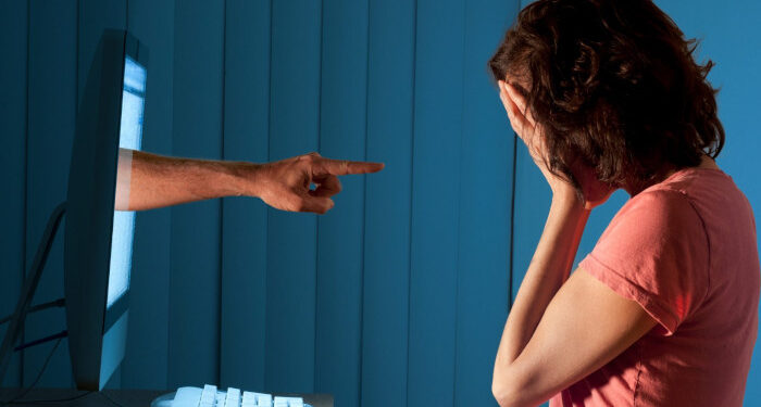 മദ്രസയിൽ പോയിട്ടും തലമറക്കാൻ അറിയില്ല, കഴുത്തും മുടിയും കാണുന്നല്ലോ…  മതം പറഞ്ഞതുപോലെ ജീവിക്കാൻ പഠിക്ക്‌, ഇല്ലെങ്കില്‍ നരകത്തിൽ പോകും, യൂത്ത് ലീഗ് നേതാവിന്റെ മകള്‍ക്കുനേരെ സൈബര്‍ ആക്രമണം