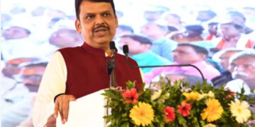 ക്ഷുദ്രപ്രയോഗങ്ങൾ കൊണ്ട് പ്രശ്നങ്ങൾ തീരുമെങ്കില്‍ ഡ്രോണുകൾക്ക് പകരം നാരങ്ങയും മുളകും ഉപയോഗിച്ചാകും യുദ്ധങ്ങള്‍ നടക്കുക, എട്ടോ പത്തോ ആൾദൈവങ്ങൾ ഉണ്ടെങ്കിൽ പാകിസ്താനിലെ തീവ്രവാദികളെ സൂചി ഉപയോഗിച്ച് ഇല്ലാതാക്കാമായിരുന്നു, അന്ധവിശ്വാസങ്ങൾക്കെതിരെ രൂക്ഷവിമർശനവുമായി ദേവേന്ദ്ര ഫഡ്‌നാവിസ്