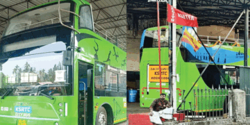 ‘പണികിട്ടി‘! കുരുക്കിട്ട് കേബിളുകൾ;  മലബാറിലെ ആദ്യ കെഎസ്ആർടിസി ഇലക്ട്രിക്ക്  ഡബിൾ ഡക്കർ ബസ് പുറത്തിറക്കാനാവുന്നില്ല; കട്ടപ്പുറത്തായത് രണ്ടുകോടി രൂപ