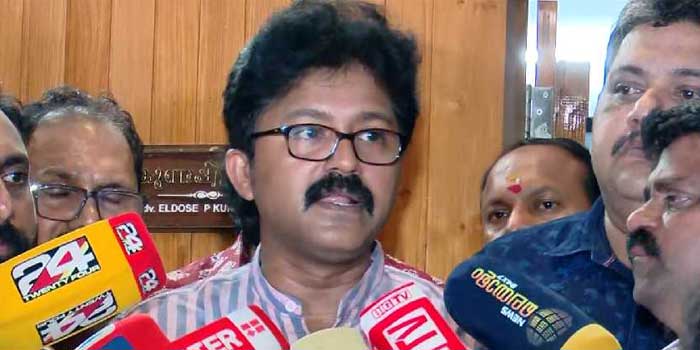 തല നന്നായതോടെ വാലുകളും നന്നായി!! ‘പാർട്ടി വാക്ക് തന്നതാണ് സിറ്റിങ് എംഎൽഎമാർ മത്സരിക്കുമെന്ന്… നിരാശയും വേദനയുമുണ്ട്, പക്ഷെ പ്രതിഷേധമില്ല, പാർട്ടിയോ‌ട് എന്നും കൂറുള്ളവനാണ്… നാമനിർദേശപത്രിക ഉൾപ്പെടെ തയ്യാറാക്കി വച്ചിരിക്കുകയാണ്, സഹപ്രവർത്തകരോട് ആലോചിച്ച് അടുത്ത കാര്യങ്ങൾ തീരുമാനിക്കും’- എൽദോസ് കുന്നപ്പിള്ളി