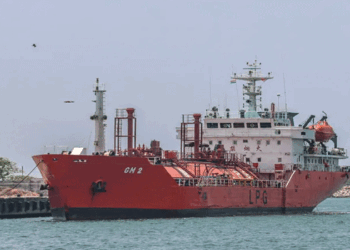 യുദ്ധ ഭീതിയിൽ ഇന്ത്യൻ മഹാസമുദ്രത്തിൽ കുടുങ്ങി; ഇന്ധനവും കുടിവെള്ളവും തീരാറായി; ചൈനയിൽനിന്ന്‌ ഷാർജയിലേയ്ക്ക് പുറപ്പെട്ട ഇന്ധനക്കപ്പൽ  കൊല്ലം തുറമുഖത്ത് അഭയം തേടി