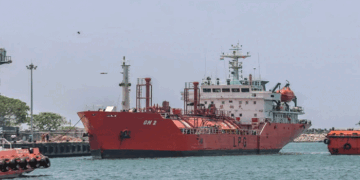 യുദ്ധ ഭീതിയിൽ ഇന്ത്യൻ മഹാസമുദ്രത്തിൽ കുടുങ്ങി; ഇന്ധനവും കുടിവെള്ളവും തീരാറായി; ചൈനയിൽനിന്ന്‌ ഷാർജയിലേയ്ക്ക് പുറപ്പെട്ട ഇന്ധനക്കപ്പൽ  കൊല്ലം തുറമുഖത്ത് അഭയം തേടി