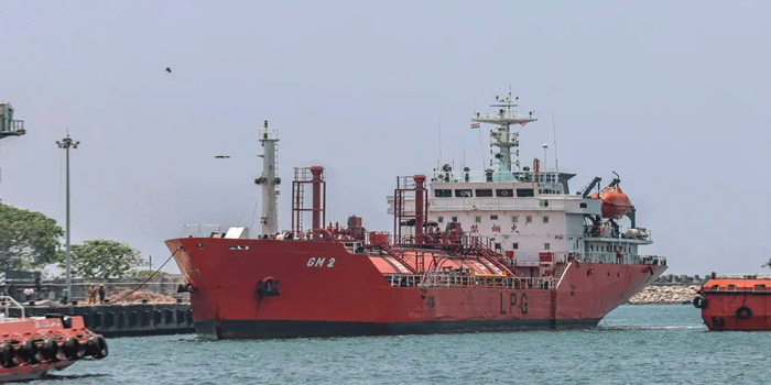 യുദ്ധ ഭീതിയിൽ ഇന്ത്യൻ മഹാസമുദ്രത്തിൽ കുടുങ്ങി; ഇന്ധനവും കുടിവെള്ളവും തീരാറായി; ചൈനയിൽനിന്ന് ഷാർജയിലേയ്ക്ക് പുറപ്പെട്ട ഇന്ധനക്കപ്പൽ കൊല്ലം തുറമുഖത്ത് അഭയം തേടി