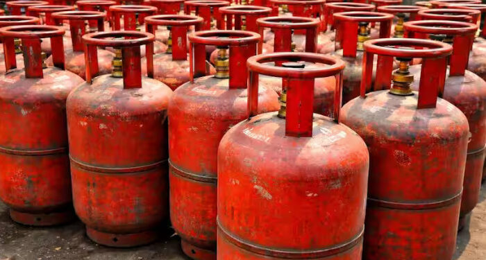 പാചകവാതകവില വിലയില്‍ വന്‍ വര്‍ധനവ്, ഗാര്‍ഹിക സിലിണ്ടറിന് 60 രൂപ കൂട്ടി, വാണിജ്യ സിലിണ്ടറിന് വര്‍ധിപ്പിച്ചത് 115 രൂപ, പുതിയ നിരക്ക് ഇന്ന് മുതല്‍ പ്രാബല്യത്തില്‍