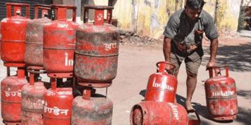 ‘അടുക്കളകളെ വെട്ടിലാക്കുന്ന യുദ്ധം‘: പാചകവാതക വിതരണ പ്രതിസന്ധി രൂക്ഷം; എസൻഷ്യൽ കമ്മോഡിറ്റീസ് ആക്ട് നടപ്പാക്കി കേന്ദ്രം; എൽപിജി ഉൽപാദനം പരമാവധി വർധിപ്പിക്കാൻ റിഫൈനറികൾക്ക് നിർദേശം