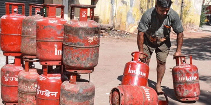 ‘അടുക്കളകളെ വെട്ടിലാക്കുന്ന യുദ്ധം‘: പാചകവാതക വിതരണ പ്രതിസന്ധി രൂക്ഷം; എസൻഷ്യൽ കമ്മോഡിറ്റീസ് ആക്ട് നടപ്പാക്കി കേന്ദ്രം; എൽപിജി ഉൽപാദനം പരമാവധി വർധിപ്പിക്കാൻ റിഫൈനറികൾക്ക് നിർദേശം