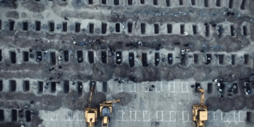 ഉള്ളുലയ്ക്കും യുദ്ധക്കാഴ്ച… ഇറാനിൽ കൊല്ലപ്പെട്ട 160-ലേറെ സ്കൂൾ കുട്ടികളുടെ കൂട്ടസംസ്കാരം; കബറുകളുടെ ചിത്രവുമായി വിദേശകാര്യമന്ത്രി