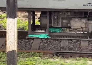 ധൻബാദ് എക്സ്പ്രസിന്റെ  എസ് കോച്ചിനു താഴെ അറ്റ മനുഷ്യ കൈ ; ട്രെയിൻ തട്ടി മരിച്ചയാളുടെത്? ആർപിഎഫ് കേസെടുത്ത് അന്വേഷണം ആരംഭിച്ചു