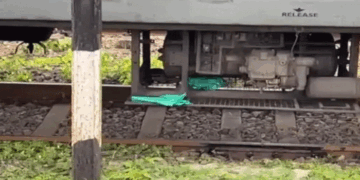 ധൻബാദ് എക്സ്പ്രസിന്റെ  എസ് കോച്ചിനു താഴെ അറ്റ മനുഷ്യ കൈ ; ട്രെയിൻ തട്ടി മരിച്ചയാളുടെത്? ആർപിഎഫ് കേസെടുത്ത് അന്വേഷണം ആരംഭിച്ചു