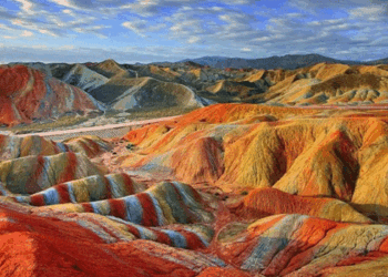 കൗതുക കാഴ്ചകളുടെ സമ്പന്നഭൂമി ‘ഹോർമൂസ് ദ്വീപ്‘; മഴവിൽ  നിറമുള്ള തീരം ; പ്രകൃതിയുടെ അത്ഭുയിടമായ ഇവിടുത്തെ മണൽ ഭക്ഷ്യയോ​ഗ്യം!