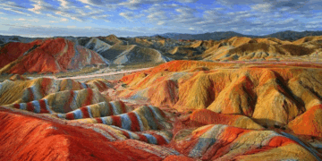 കൗതുക കാഴ്ചകളുടെ സമ്പന്നഭൂമി ‘ഹോർമൂസ് ദ്വീപ്‘; മഴവിൽ  നിറമുള്ള തീരം ; പ്രകൃതിയുടെ അത്ഭുയിടമായ ഇവിടുത്തെ മണൽ ഭക്ഷ്യയോ​ഗ്യം!