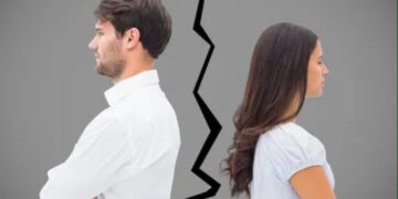 കുടുംബകോടതിയിലെ മധ്യസ്ഥ ചര്‍ച്ചയ്ക്ക് പിന്നാലെ ഭര്‍ത്താവിന്റെ മുഖത്ത് ആഞ്ഞടിച്ച് യുവതി, കേസ് കൊടുത്ത് ഭര്‍ത്താവ്