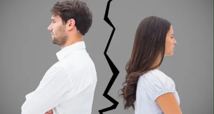 കുടുംബകോടതിയിലെ മധ്യസ്ഥ ചര്‍ച്ചയ്ക്ക് പിന്നാലെ ഭര്‍ത്താവിന്റെ മുഖത്ത് ആഞ്ഞടിച്ച് യുവതി, കേസ് കൊടുത്ത് ഭര്‍ത്താവ്