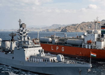 ഹോർമൂസ് കടലിടുക്കിലേയ്ക്ക് കൂടുതൽ ഇന്ത്യൻ പടക്കപ്പലുകൾ;  നിലവിൽ ഒമാൻ തീരത്തുള്ളത് മൂന്ന് യുദ്ധക്കപ്പലുകൾ; ഇന്ത്യയിലേയ്ക്കുള്ള എണ്ണവാഹിനികപ്പലുകളെ ഇറാൻ കടത്തിവിടുമെന്ന പ്രതീക്ഷയിൽ കേന്ദ്രസർക്കാർ