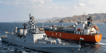 ഹോർമൂസ് കടലിടുക്കിലേയ്ക്ക് കൂടുതൽ ഇന്ത്യൻ പടക്കപ്പലുകൾ;  നിലവിൽ ഒമാൻ തീരത്തുള്ളത് മൂന്ന് യുദ്ധക്കപ്പലുകൾ; ഇന്ത്യയിലേയ്ക്കുള്ള എണ്ണവാഹിനികപ്പലുകളെ ഇറാൻ കടത്തിവിടുമെന്ന പ്രതീക്ഷയിൽ കേന്ദ്രസർക്കാർ