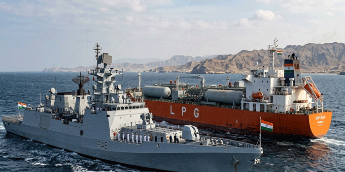 ഹോർമൂസ് കടലിടുക്കിലേയ്ക്ക് കൂടുതൽ ഇന്ത്യൻ പടക്കപ്പലുകൾ;  നിലവിൽ ഒമാൻ തീരത്തുള്ളത് മൂന്ന് യുദ്ധക്കപ്പലുകൾ; ഇന്ത്യയിലേയ്ക്കുള്ള എണ്ണവാഹിനികപ്പലുകളെ ഇറാൻ കടത്തിവിടുമെന്ന പ്രതീക്ഷയിൽ കേന്ദ്രസർക്കാർ