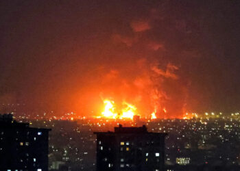 ഇറാനിലെ എണ്ണ സംഭരണശാലകൾ തകര്‍ത്ത് ഇസ്രയേലിന്റെ വ്യോമാക്രമണം, ഉഗ്രശബ്ദത്തോടെ കത്തിയമര്‍ന്ന് എണ്ണ ശാലകള്‍, കിലോമീറ്ററുകള്‍ അകലെയുള്ള വീടുകളിലും വന്‍ നാശ നഷ്ടം, പ്രദേശത്തുണ്ടായത് വന്‍ തീപിടിത്തം