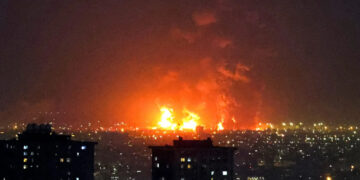 ഇറാനിലെ എണ്ണ സംഭരണശാലകൾ തകര്‍ത്ത് ഇസ്രയേലിന്റെ വ്യോമാക്രമണം, ഉഗ്രശബ്ദത്തോടെ കത്തിയമര്‍ന്ന് എണ്ണ ശാലകള്‍, കിലോമീറ്ററുകള്‍ അകലെയുള്ള വീടുകളിലും വന്‍ നാശ നഷ്ടം, പ്രദേശത്തുണ്ടായത് വന്‍ തീപിടിത്തം