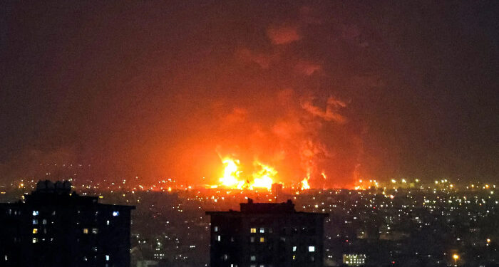 ഇറാനിലെ എണ്ണ സംഭരണശാലകൾ തകര്‍ത്ത് ഇസ്രയേലിന്റെ വ്യോമാക്രമണം, ഉഗ്രശബ്ദത്തോടെ കത്തിയമര്‍ന്ന് എണ്ണ ശാലകള്‍, കിലോമീറ്ററുകള്‍ അകലെയുള്ള വീടുകളിലും വന്‍ നാശ നഷ്ടം, പ്രദേശത്തുണ്ടായത് വന്‍ തീപിടിത്തം