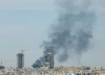 പറഞ്ഞ വാക്ക് പാലിക്കാതെ ഇറാൻ, ദുബായിൽ ആക്രമണം, ഡ്രോൺ അവശിഷ്ടങ്ങൾ ഓടിക്കൊണ്ടിരുന്ന കാറിനു മുകളിൽ പതിച്ച് പാക്ക് സ്വദേശി മരിച്ചു, കുവൈറ്റ് വിമാനത്താവളത്തിൽ ഇന്ധന ടാങ്കിനു നേരെ ആക്രമണം, കഴിഞ്ഞ മണിക്കൂറുകളിൽ 15 ഡ്രോണുകൾ തകർത്തതായി സൗദി