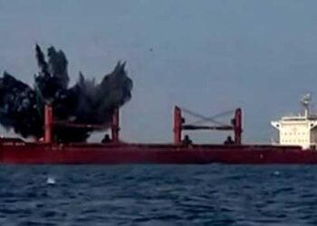 കടലിനടിയിൽ ഡ്രോൺ ഉപയോഗിച്ച് യുഎസ് ഓയിൽ ടാങ്കറുകൾക്ക് നേരെ ഇറാൻ ആക്രമണം; ഇന്ത്യൻ നാവികൻ മരിച്ചു, 15 പേരെ രക്ഷപ്പെടുത്തി, ആക്രമിക്കപ്പെട്ടത് അമേരിക്കൻ ഉടമസ്തതയിലുള്ള രണ്ട് കപ്പലുകൾ!! ഹോർമുസിൽ മൂന്ന് വ്യാപാര കപ്പലുകൾക്കു നേരെ അജ്ഞാത പ്രൊജക്റ്റൈലുകൾ പതിച്ചു…