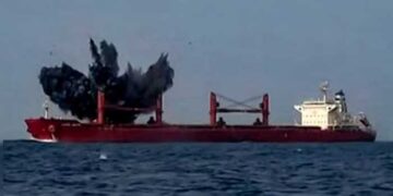 കടലിനടിയിൽ ഡ്രോൺ ഉപയോഗിച്ച് യുഎസ് ഓയിൽ ടാങ്കറുകൾക്ക് നേരെ ഇറാൻ ആക്രമണം; ഇന്ത്യൻ നാവികൻ മരിച്ചു, 15 പേരെ രക്ഷപ്പെടുത്തി, ആക്രമിക്കപ്പെട്ടത് അമേരിക്കൻ ഉടമസ്തതയിലുള്ള രണ്ട് കപ്പലുകൾ!! ഹോർമുസിൽ മൂന്ന് വ്യാപാര കപ്പലുകൾക്കു നേരെ അജ്ഞാത പ്രൊജക്റ്റൈലുകൾ പതിച്ചു…