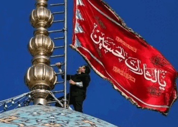 ഇതുകൊണ്ടൊന്നും ആയിട്ടില്ല; വരാൻ പോകുന്നത് ഭീകര പ്രതികാരം? സൂചനയേകി ഇറാൻ – ജംകരാൻ പള്ളിയുടെ മിനാരത്തിൽ പ്രതികാരത്തിന്റേയും ക്രോധത്തിന്റേയും അടയാളമായ ചെങ്കൊടി ഉയർത്തി