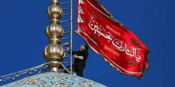 ഇതുകൊണ്ടൊന്നും ആയിട്ടില്ല; വരാൻ പോകുന്നത് ഭീകര പ്രതികാരം? സൂചനയേകി ഇറാൻ – ജംകരാൻ പള്ളിയുടെ മിനാരത്തിൽ പ്രതികാരത്തിന്റേയും ക്രോധത്തിന്റേയും അടയാളമായ ചെങ്കൊടി ഉയർത്തി