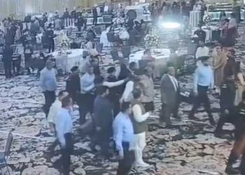 വിവാഹച്ചടങ്ങിനിടെ കശ്മീർ മുഖ്യമന്ത്രിയുടെ പിതാവ് ഫാറൂഖ് അബ്ദുള്ളയ്ക്ക് നേരെ വെടിയുതിർത്ത് അക്രമി, മരണം ഒഴിവായത് സുരക്ഷാസേനയുടെ സമയോചിത ഇടപെടലിൽ, അക്രമി അറസ്റ്റിൽ