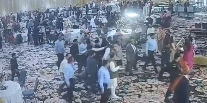 വിവാഹച്ചടങ്ങിനിടെ കശ്മീർ മുഖ്യമന്ത്രിയുടെ പിതാവ് ഫാറൂഖ് അബ്ദുള്ളയ്ക്ക് നേരെ വെടിയുതിർത്ത് അക്രമി, മരണം ഒഴിവായത് സുരക്ഷാസേനയുടെ സമയോചിത ഇടപെടലിൽ, അക്രമി അറസ്റ്റിൽ