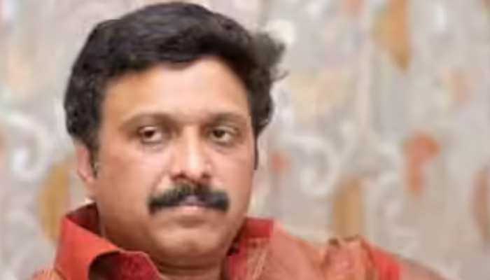 തെരഞ്ഞെടുപ്പ് അടുത്തപ്പോള് അലവലാതിത്തരങ്ങൾ വരുമെന്ന് പ്രതീക്ഷിച്ചതാണ്, വട്ട് മൂത്താൽ ആർക്കും ഇങ്ങനെ ഓരോ പരാതി പറയാം, മറ്റുള്ളവരേക്കുറിച്ച് അപവാദം പറയുന്നത് ഒരു രോഗമാണ്, ഈ ശ്രീലേഖ ആരാണ്?? അവരൊക്കെ കുശുമ്പുകൊണ്ട് നടക്കുകയല്ലെ, തന്റെ ജീവിതം തുറന്ന പുസ്തകമാണെന്ന് കെ.ബി ഗണേഷ് കുമാർ