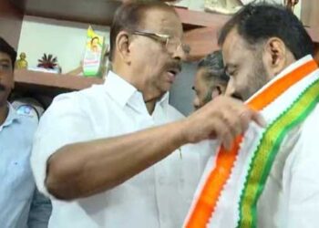 ‘ഞാൻ എന്റെ വാക്ക് പാലിച്ചു’, മറ്റന്നാൾ മുതൽ പ്രചാരണത്തിനിറങ്ങും’… ആദ്യം ഇരിക്കൂറിൽ!! ടി.ഒ മോഹനനെ കണ്ട് ഷാൾ അണിയിച്ച് സ്വീകരിച്ച് കെ സുധാകരൻ,