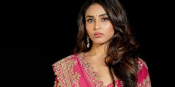 ഞങ്ങളുടെ ശരീരഭാഗങ്ങളിലേക്ക് അനാവശ്യമായി സൂം ഇന്‍ ചെയ്യാനാണ് ചിലര്‍ ശ്രമിക്കുന്നത്, ഇത് ബഹുമാനമില്ലായ്മയും അംഗീകരിക്കാന്‍ കഴിയാത്തതും, ആത്മാഭിമാനത്തിന് മേലുള്ള കടന്നുകയറ്റം സഹിക്കാന്‍ കഴിയില്ല, ദയവായി പ്രൊഫഷണലിസവും അല്പം മാന്യതയും കാണിക്കണം, പാപ്പരാസികള്‍ക്കെതിരെ രൂക്ഷ വിമര്‍ശനവുമായി  കാന്താര നായിക