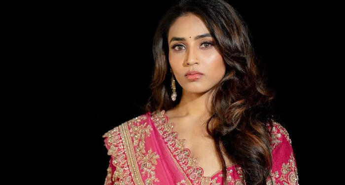 ഞങ്ങളുടെ ശരീരഭാഗങ്ങളിലേക്ക് അനാവശ്യമായി സൂം ഇന്‍ ചെയ്യാനാണ് ചിലര്‍ ശ്രമിക്കുന്നത്, ഇത് ബഹുമാനമില്ലായ്മയും അംഗീകരിക്കാന്‍ കഴിയാത്തതും, ആത്മാഭിമാനത്തിന് മേലുള്ള കടന്നുകയറ്റം സഹിക്കാന്‍ കഴിയില്ല, ദയവായി പ്രൊഫഷണലിസവും അല്പം മാന്യതയും കാണിക്കണം, പാപ്പരാസികള്‍ക്കെതിരെ രൂക്ഷ വിമര്‍ശനവുമായി  കാന്താര നായിക