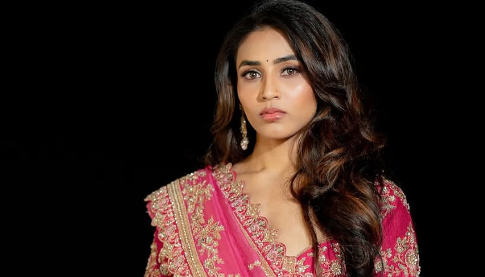 ഞങ്ങളുടെ ശരീരഭാഗങ്ങളിലേക്ക് അനാവശ്യമായി സൂം ഇന് ചെയ്യാനാണ് ചിലര് ശ്രമിക്കുന്നത്, ഇത് ബഹുമാനമില്ലായ്മയും അംഗീകരിക്കാന് കഴിയാത്തതും, ആത്മാഭിമാനത്തിന് മേലുള്ള കടന്നുകയറ്റം സഹിക്കാന് കഴിയില്ല, ദയവായി പ്രൊഫഷണലിസവും അല്പം മാന്യതയും കാണിക്കണം, പാപ്പരാസികള്ക്കെതിരെ രൂക്ഷ വിമര്ശനവുമായി കാന്താര നായിക