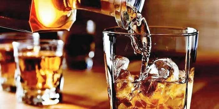 ആഹാ ഇനി വെള്ളമടിക്കാനും എണ്ണയടിക്കാനും ഒരിടത്ത് പോയാൽ മതി!! പെട്രോൾ പമ്പുകളിലടക്കം മദ്യവിൽപ്പനയ്ക്ക് അനുമതി, ചണ്ഡീഗഢിൽ പുതിയ മദ്യനയത്തിന് അംഗീകാരം… ഹോട്ടലുകളിലും ബാറുകളിലും റസ്റ്ററന്റുകളിലും ‘ആൽക്കോമീറ്ററുകൾ’ സ്ഥാപിക്കാനും നിർദേശം