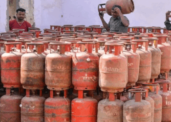 ‘ഇനി വിറകുതന്നെ ആശ്രയം‘; കിട്ടാനില്ല എൽപിജി; രാജ്യമെമ്പാടും ഹോട്ടലുകൾ അടച്ചുതുടങ്ങി; കേരളത്തിലെ സ്കൂളുകളിൽ വിറകടുപ്പ് ഉപയോഗിക്കാൻ അനുമതി