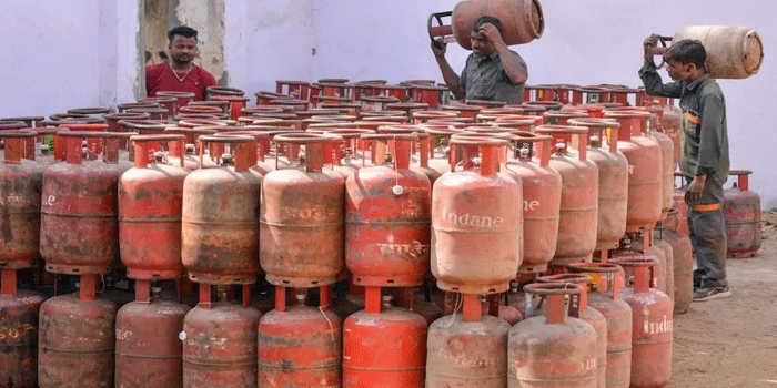 ‘ഇനി വിറകുതന്നെ ആശ്രയം‘; കിട്ടാനില്ല എൽപിജി; രാജ്യമെമ്പാടും ഹോട്ടലുകൾ അടച്ചുതുടങ്ങി; കേരളത്തിലെ സ്കൂളുകളിൽ വിറകടുപ്പ് ഉപയോഗിക്കാൻ അനുമതി