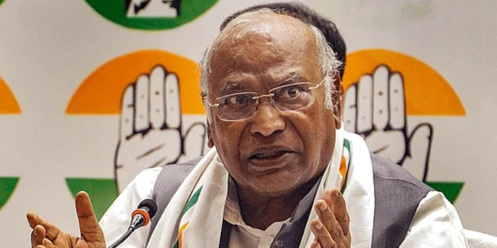 ‘നാട്ടിൽ ചായക്കട തുടങ്ങുന്നതിനേക്കാൾ കൂടുതൽ ബാറുകളും വൈൻ പാർലറും തുടങ്ങിയവരാണ് കേരള സർക്കാർ; ദൈവത്തിനെ പോലും വെറുതെ വിടാത്തവരാണ്; അവർ എന്ത് വൃത്തികേടും നാടിനോട് ചെയ്യും ‘- മല്ലികാർജ്ജുൻ ഖാർഗെ