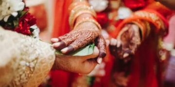 ശരിക്കും സര്‍പ്രൈസായി… വധൂവരന്മാരുടെ എന്‍ട്രിക്ക് വെടിക്കെട്ടൊരുക്കി സുഹൃത്തുക്കള്‍, വധു ബോധം കെട്ടുവീണു, പിന്നാലെ വധുവുമായി ആശുപത്രിയിലെത്തി വിവാഹ സംഘം