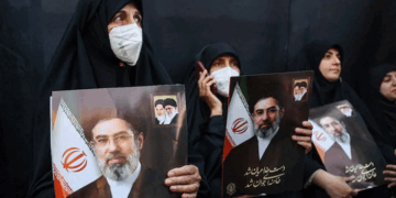 ഇറാന്റെ പരമോന്നതനേതാവായി തിരഞ്ഞെടുക്കപ്പെട്ട മുജതബ ഖമനേയിയ്ക്ക് പരിക്ക്; ആക്രമണം സ്ഥാനമേൽക്കാനിരിക്കെ