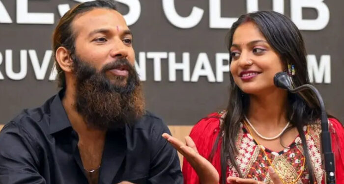 മകളെ മതം മാറ്റാന് തട്ടിയെടുത്തു, അവളെ കുടുക്കിയതാണ്, മൊണാലിസയെ കേരളത്തില് നിന്ന് തിരിച്ചെത്തിക്കാന് മധ്യപ്രദേശ് സര്ക്കാരിനെ സമീപിച്ച് പിതാവ്