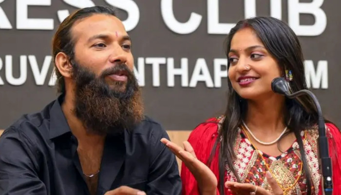 മകളെ മതം മാറ്റാന് തട്ടിയെടുത്തു, അവളെ കുടുക്കിയതാണ്, മൊണാലിസയെ കേരളത്തില് നിന്ന് തിരിച്ചെത്തിക്കാന് മധ്യപ്രദേശ് സര്ക്കാരിനെ സമീപിച്ച് പിതാവ്