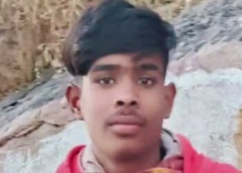 സഹോദരിയുടെ വീട്ടിലേക്ക് പോവുകയായിരുന്ന 16 കാരനെ പിന്നിൽ നിന്ന് ഇരുമ്പ് കമ്പിക്ക് അടിച്ചുവീഴ്ത്തി, കയ്യിൽ കരുതിയ ചുറ്റികയ്ക്ക് അടിച്ച് കൊലപ്പെടുത്തി, ശബ്ദം കേട്ട് ​സമീപത്തുള്ളവർ ചെയ്യുമ്പോൾ കാണുന്നത് കുട്ടിയുടെ മാംസം ഭക്ഷിക്കാനും രക്തം കുടിക്കാനും ശ്രമിക്കുന്ന 46 കാരനെ… ഭാര്യയെ കൊന്ന കേസിൽ ജയിൽ മോചിതനായത് ജനുവരിയിൽ