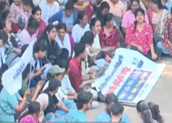 നഴ്സുമാരുടെ സമരത്തിൽ ആശുപത്രി പ്രവർത്തനങ്ങൾ അവതാളത്തിൽ!! നഴ്സുമാരുടെ ജോലിയും ചെയ്യുന്നത് ഡോക്ടർമാർതന്നെ, ശസ്ത്രക്രിയ കഴിഞ്ഞ് ഐ.സി.യു.വിലുണ്ടായിരുന്ന രോഗികളിൽ ഗുരുതര പ്രശ്‌നങ്ങളില്ലാത്തവരെയും വാർ‍ഡിൽ കിടക്കുന്ന രോ​ഗികളെയും ഡിസ്ചാർജ് ചെയ്യേണ്ട അവസ്ഥ, ശസ്ത്രക്രിയകൾ മാറ്റിവെച്ചു