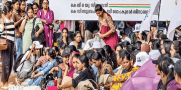 സമരം കടുപ്പിച്ച് നഴ്സുമാർ; സ്വകാര്യ ആശുപത്രികളുടെ പ്രവർത്തനം  അവതാളത്തിൽ; മെഡിക്കൽ കോളേജിലും കോ-ഓപ്പറേറ്റീവ് ആശുപത്രിയിലും രോ​ഗികളുടെ തിക്കും തിരക്കും