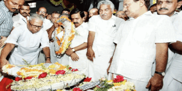 ‘ടി.പി. ചന്ദ്രശേഖരനോട് സൂക്ഷിക്കണമെന്നും ബൈക്ക് യാത്ര ഒഴിവാക്കണമെന്നും വി.എസ്; പാർട്ടി  ഒരു കാര്യം തീരുമാനിച്ചാൽ ഹെലികോപ്റ്ററിൽ പോയാലും അവരതു ചെയ്യുമെന്ന് ടിപി‘- എ. സുരേഷ്