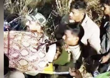 സെൽഫിയെടുക്കുന്നതിനിടെ യുവാവ് വീണത് 150 അടി താഴ്ചയുള്ള കൊക്കയിൽ, ബോധം വീണപ്പോൾ താമസിച്ച ലോഡ്ജിൽ വിളിച്ച് വിവരം അറിയിച്ചു, 10 മണിക്കൂർ നീണ്ട പരിശ്രമത്തിനൊടുവിൽ യുവാവിനെ പുറത്തെത്തിച്ചത് സൈന്യത്തിന്റെ സഹായത്തോടെ