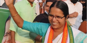 കെട്ടുകണക്കിന് പോസ്റ്ററുകൾ  പുഴകളിലേക്ക് വലിച്ചെറിഞ്ഞു, അനൗൺസ്മെന്റ് വാഹനങ്ങൾ നിര്‍ത്തിയിട്ട് അതിലുള്ളവര്‍ കിടന്നുറങ്ങി, ഇതൊന്നും കൂടാതെ ഓരോ വീടുകളിലും കയറിചെന്ന് വോട്ട് ചെയ്യരുതെന്ന് അഭ്യര്‍ത്ഥിച്ചു, പാര്‍ട്ടിയിലുള്ളവതന്നെ എന്നെ ചതിച്ചു തോല്‍പ്പിച്ചു, ഈ ഗതി മറ്റൊരു സ്ഥാനാര്‍ത്ഥിക്ക് വരരുത്, പാര്‍ട്ടി നേതൃത്വത്തിനെതിരെ പി കെ ജയലക്ഷ്മി