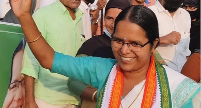 കെട്ടുകണക്കിന് പോസ്റ്ററുകൾ  പുഴകളിലേക്ക് വലിച്ചെറിഞ്ഞു, അനൗൺസ്മെന്റ് വാഹനങ്ങൾ നിര്‍ത്തിയിട്ട് അതിലുള്ളവര്‍ കിടന്നുറങ്ങി, ഇതൊന്നും കൂടാതെ ഓരോ വീടുകളിലും കയറിചെന്ന് വോട്ട് ചെയ്യരുതെന്ന് അഭ്യര്‍ത്ഥിച്ചു, പാര്‍ട്ടിയിലുള്ളവതന്നെ എന്നെ ചതിച്ചു തോല്‍പ്പിച്ചു, ഈ ഗതി മറ്റൊരു സ്ഥാനാര്‍ത്ഥിക്ക് വരരുത്, പാര്‍ട്ടി നേതൃത്വത്തിനെതിരെ പി കെ ജയലക്ഷ്മി